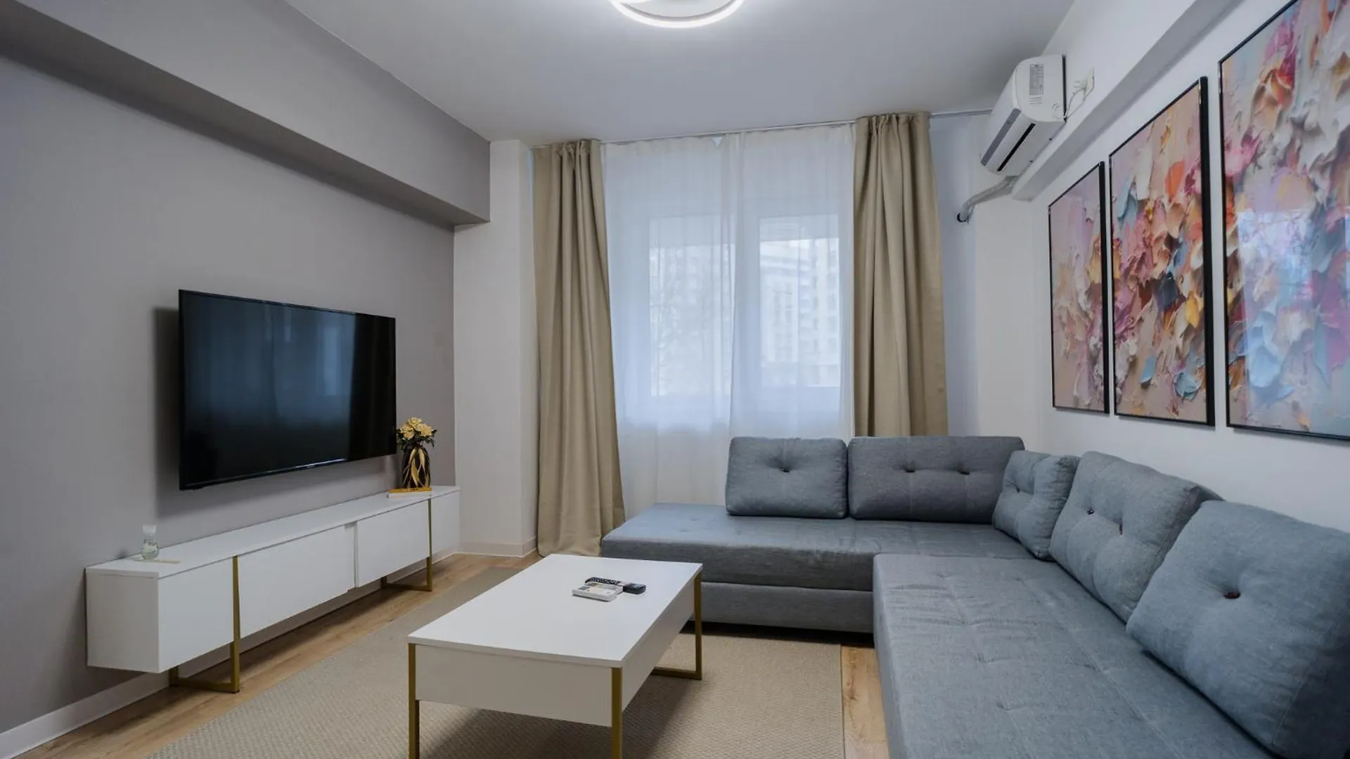 Elegant Gem Victoriei Avenue Apartment Bucharest