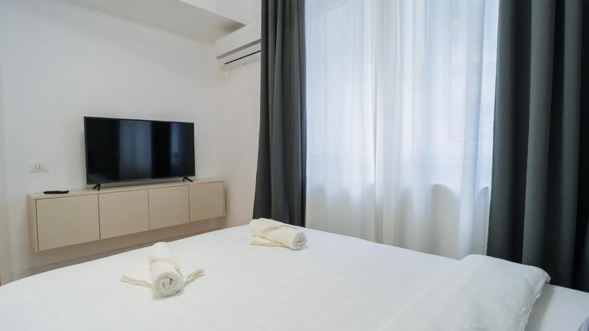 Elegant Gem Victoriei Avenue Apartment Bucharest
